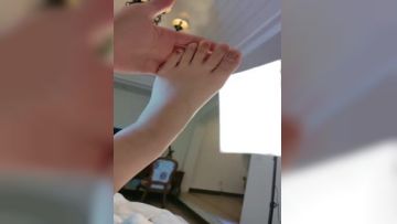 清纯的良家小少妇露脸躺在床上全裸跟狼友互动撩骚，揉奶玩逼给狼友看特写逼逼，温柔的舔弄大哥的鸡巴好骚啊第05集