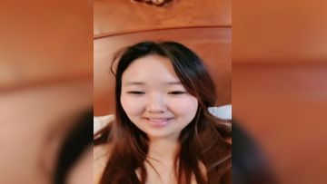 清纯的良家小少妇露脸躺在床上全裸跟狼友互动撩骚，揉奶玩逼给狼友看特写逼逼，温柔的舔弄大哥的鸡巴好骚啊第01集