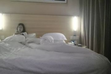 22岁兼职幼师 清秀温柔 肤白貌美 小伙体力过人插得淫水不断 掰开鲍鱼看特写角度多变