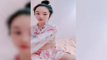 情趣大奶牛这小少妇好骚啊，全程露脸陪狼友嗨，淫声荡语听指挥，揉着骚奶子伸着舌头要舔狼友的大鸡巴真刺激第01集