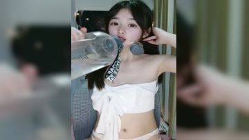 全程露脸高颜值的邻家小妹精彩大秀直播，跟狼友互动撩骚听指挥，性感好身材揉奶玩逼，粉穴特写淫水多多真骚第01集