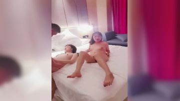 群P盛宴全程露脸黑丝情趣，淫语互动激情大乱草，吃奶玩逼床上和沙发各种抽插爆草不断，精彩又刺激不要错过第02集