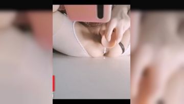 穿着jk制服开档白丝袜，带着假玩具偷偷在试衣间自慰_#直播