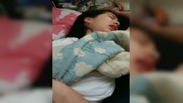 刚破处没多久的女友被手指玩哭