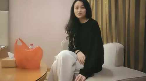 小马寻花约气质外围,镜头前深喉扛起大长腿拉着手站立后入