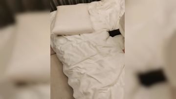 酒店和蝴蝶粉逼的眼镜妹子啪啪做爱，卖力口交细心唑，粗屌无套进出，勐烈抽插