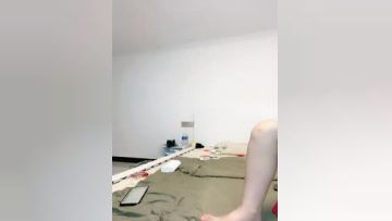 可爱萌小七这小姑娘真骚，全程露脸吃了性药跟两大哥激情啪啪，前面草嘴后面草逼多各种抽插，颜射道具玩逼1