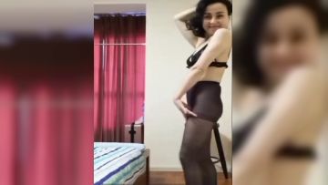 快手 美味熟女 ·萨琳娜 ♈· 拿着一根削好的黄瓜插进黑森林，爽又喷，白浆尿液 销魂的背影 赞！(2)