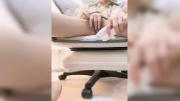 气质眼镜金发美女！和观众玩大转盘！振动棒自慰，特写视角塞入