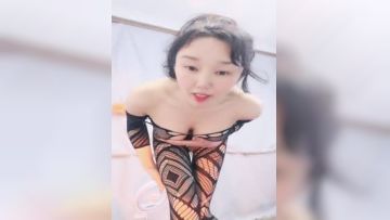 气质轻熟女大姐姐露脸大秀激情，丝袜情趣装扮诱惑，互动狼友发骚，揉奶玩逼各种展示，淫声荡语精彩不断刺激