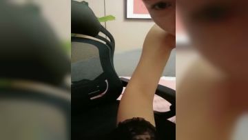 气质无毛女神露脸黑丝诱惑，口交假鸡巴听狼友指挥各种骚浪动作诱惑狼友，摩擦奶头抽插骚穴高潮冒白浆好刺激