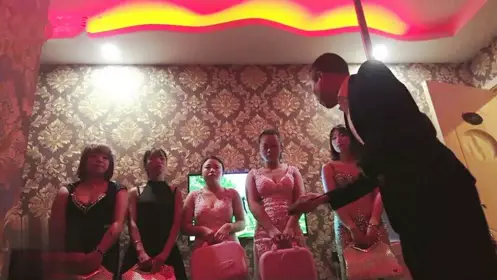 大闸蟹最新作品36C肤白长腿南航空姐,制服高跟丝袜足交多体位强肏,(2)