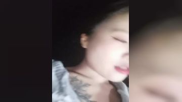 颜值不错的美女主播露脸户外小河边勾搭钓鱼的小哥激情啪啪，让小哥吃奶玩逼口交大鸡巴