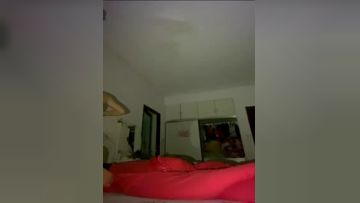 素颜留守少妇奶子不小，身材也不错，坐下吊钟奶子，特写露鲍鱼，多视角露脸抠逼第02集