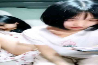 两个样子很嫩的零零后18岁妹子在车后座被社会小哥轮流干小小年纪居然还会抽烟