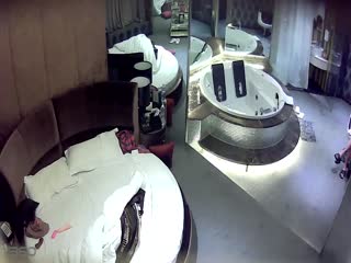 精品酒店偷拍系列 360按摩浴缸房偷拍戴个大号鸡巴套干女友+很久没做爱饥渴眼镜小哥