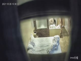 【甄选酒店 10月26日极速流出】光头猛男4小时大战情人射5发 性爱小马达速插白嫩漂亮情人嫩鲍