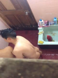 出租房趴气窗偷窥隔壁高颜值小情侣洗香香 蹭蹭 洗洗 再啪啪 就是射的太快 高清原档