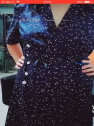 外卖店-风韵老板娘，店内成了淫乱之地，现场穿丝袜，嘴角笑颜如花，走到店外去风骚，回屋里手指自慰、扣到喷水！