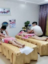 两个小少妇享受小哥的精油按摩激情4P，玩奶抠逼口交大鸡巴，闺蜜被小哥草着还帮忙推屁股揉奶子，浪叫不断