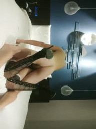 浪利战神金发极骚唇钉熟女，丁字裤网袜扣穴调情，骑在身上扭动臀部，骑乘打桩快速抽插猛操