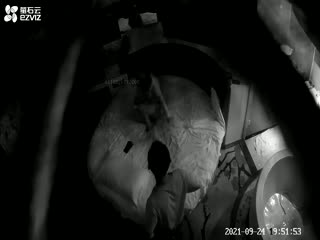 最新流出【萤石云酒店偷拍】大圆床主题 白嫩豪乳技师一晚上卖逼五六次没少赚 老练大奶口才不错