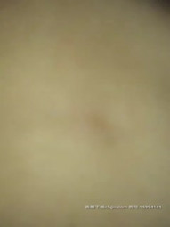 午夜寻花约了个牛仔裤妹子TP啪啪，沙发上脱光舔奶扣逼调情骑脸69舔逼，大力猛操呻吟娇喘