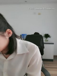 在工作室女同事老是过来调戏我 让我无法专心工作 最后还是没忍住让她拿下