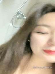 颜值不错的小骚逼露脸长着一对巨无霸的大奶子，裸露在外自己揉捏把镜头都晃晕了，自慰骚逼高潮喷水不要错过