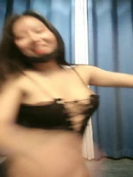 渣女来袭深夜勾搭第二炮，全程露脸丝袜情趣，口交大鸡巴直接在地上让大哥爆草，撅着屁股爆菊内射