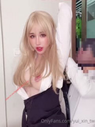 网红达人-辛尤里最新Onlyfans收费视频流出，职业OL白领，挑逗炮友吃鸡诱惑，被拿假鸡巴满足！