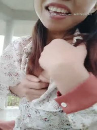 户外风骚熟女凉亭内陪狼友发骚，全程露脸开档丝袜揉奶子又摸逼听狼友指挥，AV棒摩擦浪荡呻吟精彩不要错过