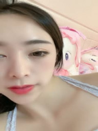 刚下海气质型美女还放不开小尺度秀，撩起睡衣揉捏粉嫩奶子，脱下内裤特写粉嫩美穴，呻吟娇喘听着非常诱人