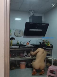 半老徐娘 风韵犹存-38D美厨娘【素人十九】，逼里骚跳蛋做饭，一脸骚样，吃着饭也不忘漏吊钟乳诱惑