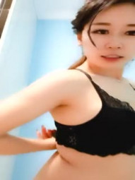 非常骚的黑丝少妇露脸自己一个人玩的也很嗨，高跟情趣表情淫荡淫语不断，道具抽插骚逼浪叫呻吟浴室诱惑