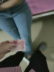 【刚来的校妓】，帆布鞋，牛仔裤，白T恤，学生妹青春活力，白嫩肌肤映衬下水汪汪的黑森林，无套啪啪尽情看