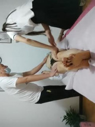 月黑风高来探险剧情演绎女技师推油按摩，女客户需要JB来服务，老板过来按摩床上操，女技师在后面推屁股