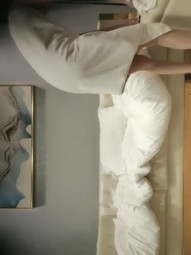 素人丶外围双马尾萝莉萌妹短裙美腿，跪在地上揉穴穿上黑色网袜，深喉大屌拉着辫子后入，扶着小腰撞击猛操