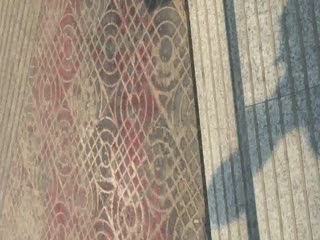 劲爆稀缺！街头涂鸦达叔爆射街头路人，尾随各种美女喷射屁股、短裙、黑丝、美腿全是精液 被发现太震惊了