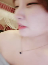 孕妇的诱惑，颜值很高就是特别骚，揉着奶子给大哥口交，主动上位摇晃大鸡巴插的好深，让大哥后入射大屁股