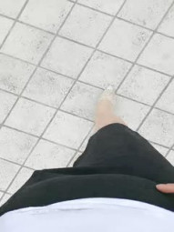 工地老板娘跟大哥户外玩，主动撩骚大鸡巴车内口交大鸡巴，让大哥吃奶子，骚逼特写后入抽插，逼都流血了刺激