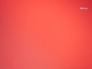 公园偷窥偶遇和男友出来玩的牛仔短裤眼镜妹子换鞋 没想到没穿内内露出茂盛的黑森林