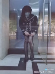 国产CD系列伪娘曦曦新作 暗黑系JK制服在写字楼门口撕破丝袜飞机射出