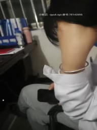 勾搭在医院上夜班的小护士全程实录，值班室内勾搭伸进衣服摸她奶子撩骚，去她宿舍扒光吃奶玩逼爆草射她嘴