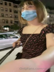 国产CD系列伪娘小薰短裙闹市区伪街露出 边走边撸在马路边射出