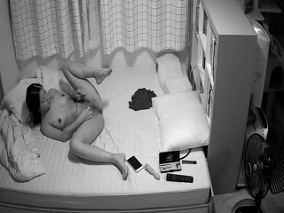 【家庭摄像头破解】偷窥大奶美眉光屁屁拿镊子拔逼毛 完了再拔脚指毛 姿势亮眼