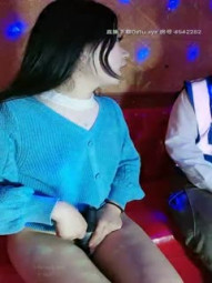 高颜值美女在KTV里双飞4P大战 一个劲的紫薇不停 花式啪啪啪秀人一脸，还有外卖小哥来当配角-1