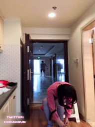 国产CD系列伪娘小薰开着房门撸小管管 身后的邻居走来走去也不怕被发现