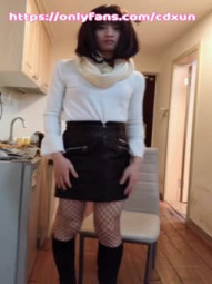 最美CD小薰回归，网格黑丝袜，皮裤，真性感，嫌不够刺激，情趣内衣到走廊溜一圈打飞机！