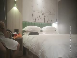 嫖客77带你嫖娼约了个颜值不错白衣妹子TP啪啪，沙发调情舔弄美乳骑乘后入猛操，呻吟娇喘非常诱人